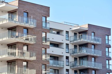 Modern bir apartmanın ön cephesi