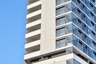 Modern bir apartmanın ön cephesi