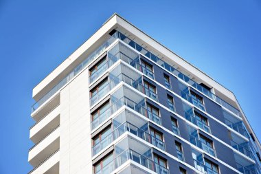 Modern bir apartmanın ön cephesi