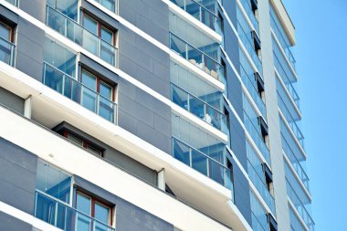 Modern bir apartmanın ön cephesi