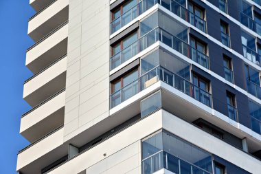 Modern bir apartmanın ön cephesi