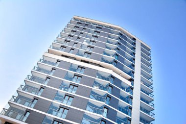 Modern bir apartmanın ön cephesi