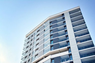 Modern bir apartmanın ön cephesi