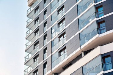 Modern bir apartmanın ön cephesi