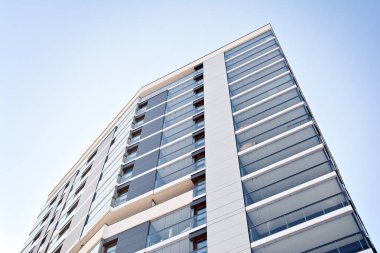 Modern bir apartmanın ön cephesi