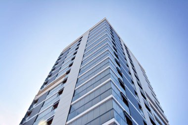 Modern bir apartmanın ön cephesi
