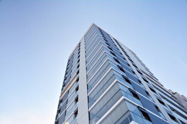 Modern bir apartmanın ön cephesi