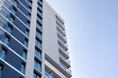 Modern bir apartmanın ön cephesi