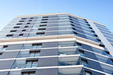 Modern bir apartmanın ön cephesi