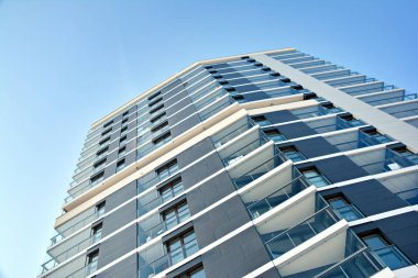 Modern bir apartmanın ön cephesi