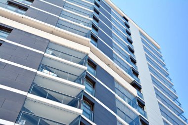 Modern bir apartmanın ön cephesi