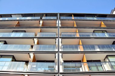 Modern bir apartmanın ön cephesi