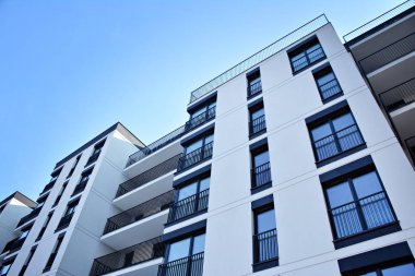 Modern bir apartmanın ön cephesi