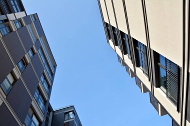 Modern bir apartmanın ön cephesi