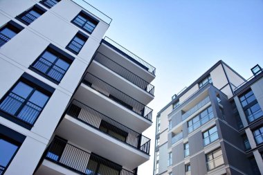Modern bir apartmanın ön cephesi