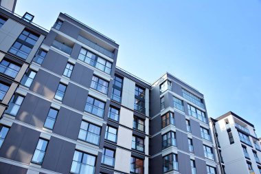 Modern bir apartmanın ön cephesi