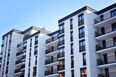 Modern bir apartmanın ön cephesi