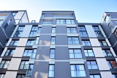 Modern bir apartmanın ön cephesi