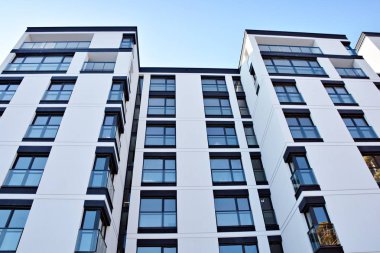 Modern bir apartmanın ön cephesi