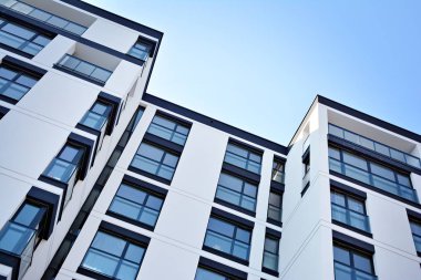 Modern bir apartmanın ön cephesi