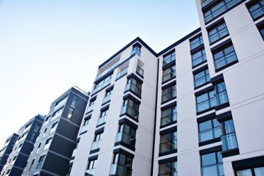 Modern bir apartmanın ön cephesi