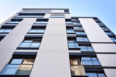 Modern bir apartmanın ön cephesi