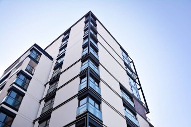 Modern bir apartmanın ön cephesi