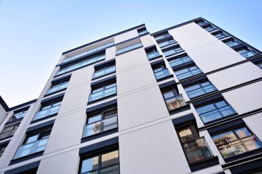 Modern bir apartmanın ön cephesi