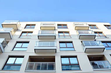 Modern bir apartmanın ön cephesi