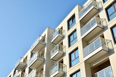 Modern bir apartmanın ön cephesi