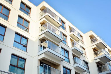 Modern bir apartmanın ön cephesi