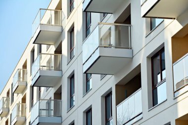 Modern bir apartmanın ön cephesi