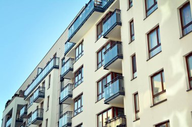 Modern bir apartmanın ön cephesi