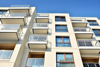 Modern bir apartmanın ön cephesi