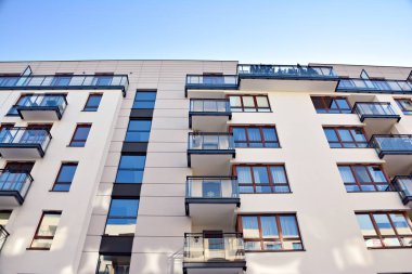 Modern bir apartmanın ön cephesi