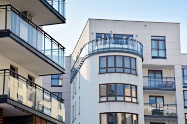 Modern bir apartmanın ön cephesi