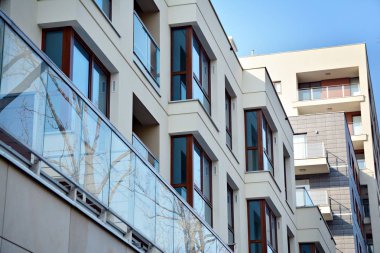 Modern bir apartmanın ön cephesi