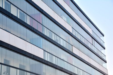 Modern bir apartmanın ön cephesi