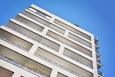 Modern bir apartmanın ön cephesi