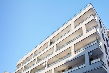 Modern bir apartmanın ön cephesi