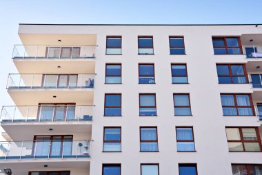 Modern bir apartmanın ön cephesi