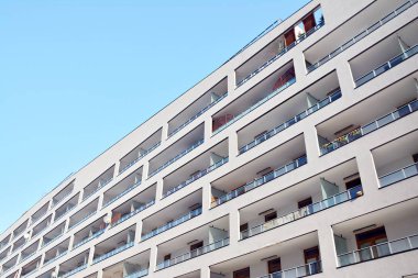 Modern bir apartmanın ön cephesi