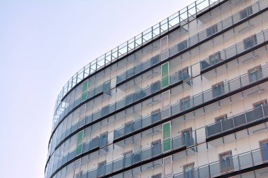 Modern bir apartmanın ön cephesi