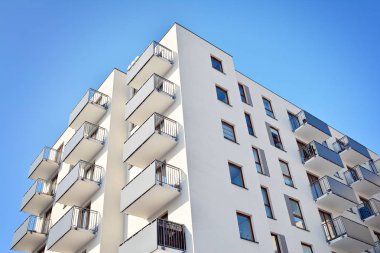 Modern bir apartmanın ön cephesi