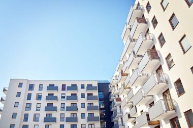Modern bir apartmanın ön cephesi