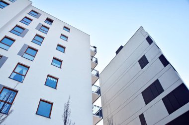 Modern bir apartmanın ön cephesi