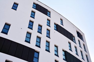 Modern bir apartmanın ön cephesi