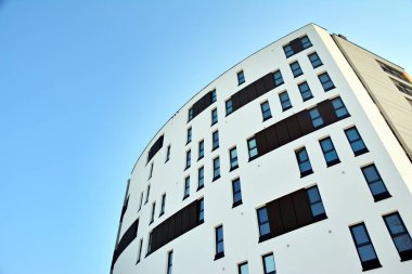 Modern bir apartmanın ön cephesi