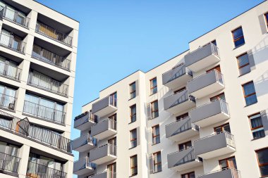 Modern bir apartmanın ön cephesi