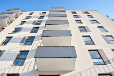 Modern bir apartmanın ön cephesi